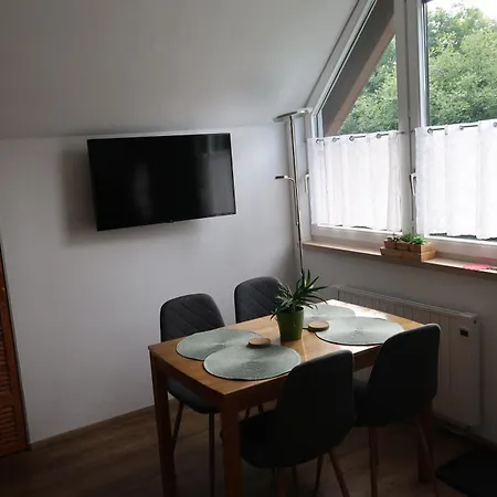 Kleine, Gemuetliche Dachgeschosswohnung Apartmán