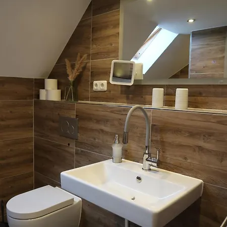 Kleine, Gemuetliche Dachgeschosswohnung Apartmán *